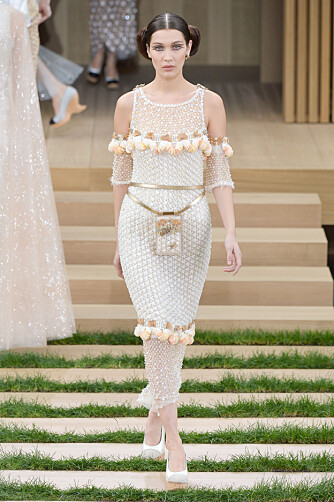 HOS CHANEL: På Chanel sin Haute Couture Spring Summer 2016-visning under Paris Fashion Week, kunne man se rumpetaska på samtlige av modellene. Her sett på Bella Hadid.