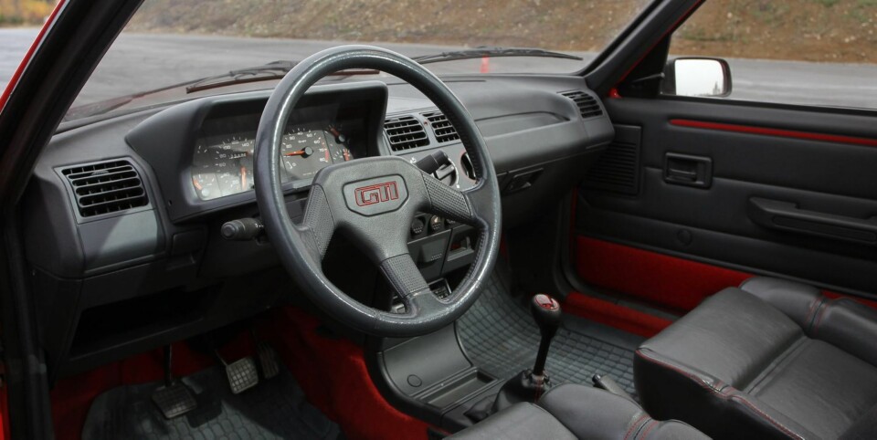 DRIVHUSET: Selv om 205 GTI er en knert, er plassfølelsen enorm takket være de store vindusflatene og det sparsommelige interiøret. Legg merke til vegg-til-vegg-teppet.