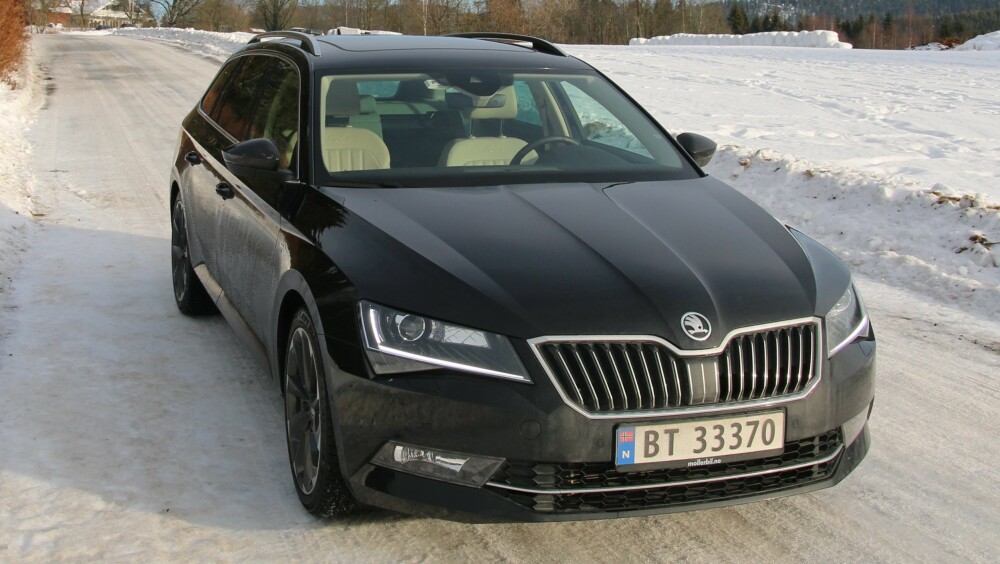 FAMILIEBIL: Skoda Superb utmerker seg som en praktisk bil med mye plass. Med 280 hk er den i tillegg morsom. FOTO: Martin Jansen