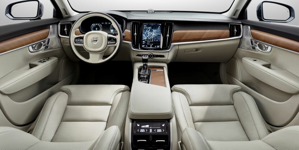 PÅKOSTET: S90 og V90 (stasjonsvognutgaven) har en og annen konkurrent å bryne seg på. BMW 5-serie, Audi A6, Mercedes-Benz E-klasse og Lexus GS kjemper om de samme kundene.