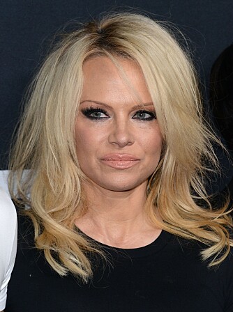 GJØR HELLER DETTE: Pamela Anderson er kjent for sine lyse lokker, men har nå dropper helbleket hår til fordel for en litt mer gyllen farge og mørkere bunn.