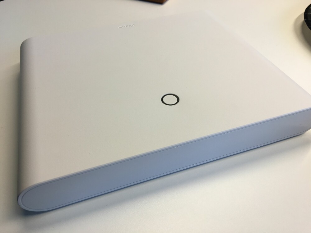 DISKRET: Den nye sentralen til Altibox er diskret og har kun en knapp som lyser. Sentralen har fått den aller nyeste trådløse teknologien. DISKRET: Den nye sentralen til Altibox er diskret og har kun en knapp som lyser. Sentralen har fått den aller nyeste trådløse teknologien.