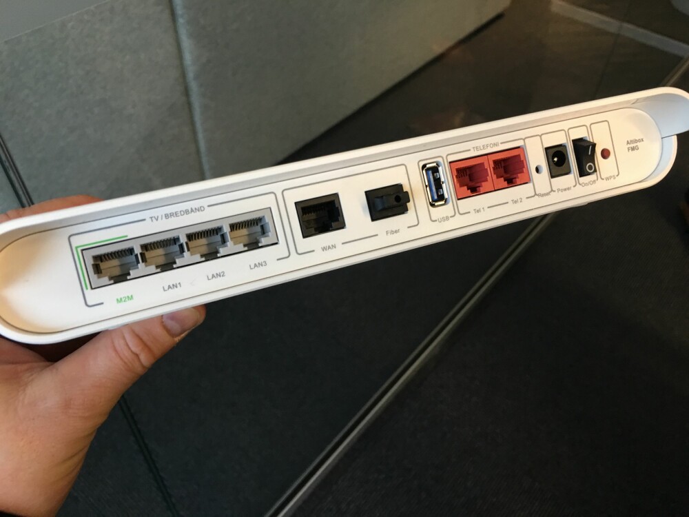 PORTER: Baksiden på den nye sentralen viser at den har fire nettverksporter, plass til telefoni og inngang for fiber. PORTER: Baksiden på den nye sentralen viser at den har fire nettverksporter, plass til telefoni og inngang for fiber.