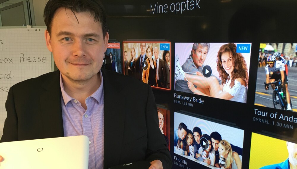 OPPGRADERER: Altibox oppgraderer kraftig i år og kommer med ny TV-boks, ny sentral, ny nettverksforlenger og app for Apple TV - i første omgang. Her viser produktdirektør Øyvind Lundbakk frem to av de nye produktene med det nye brukergrensesnittet i bakgrunnen. OPPGRADERER: Altibox oppgraderer kraftig i år og kommer med ny TV-boks, ny sentral, ny nettverksforlenger og app for Apple TV - i første omgang. Her viser produktdirektør Øyvind Lundbakk frem to av de nye produktene med det nye brukergrensesnittet i bakgrunnen.
