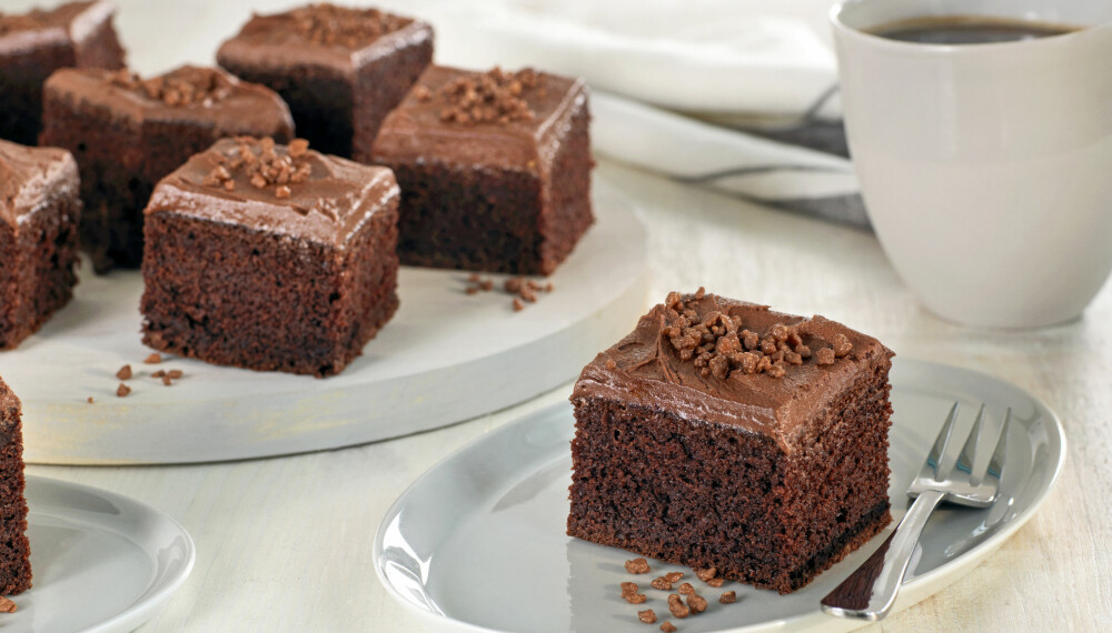 UIMOTSTÅELIG: Hjemmelaget sjokoladekake med glasur slår aldri feil! Denne er i tillegg veldig lett å lage, og den kan gjerne stå og godkjøre seg et par dager før den skal spises, da blir kaken ekstra saftig. 