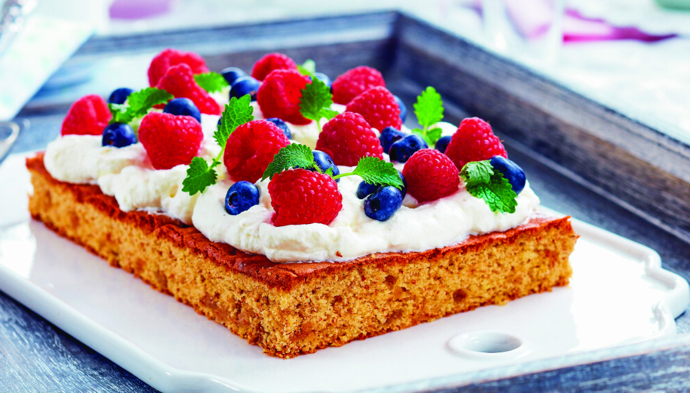 GLUTENFRI BÆRKAKE: Mandelbunn toppet med krem og friske bær gjør dette til en ren nytelse! GLUTENFRI BÆRKAKE: Mandelbunn toppet med krem og friske bær gjør dette til en ren nytelse!