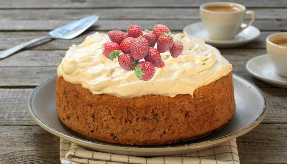 SAFTIG OG SMAKFULL KAKE: Ønsker du en annen smak enn kaffe i kremen på toppen, må du gjerne tilsette litt vaniljekrem og friske bær.