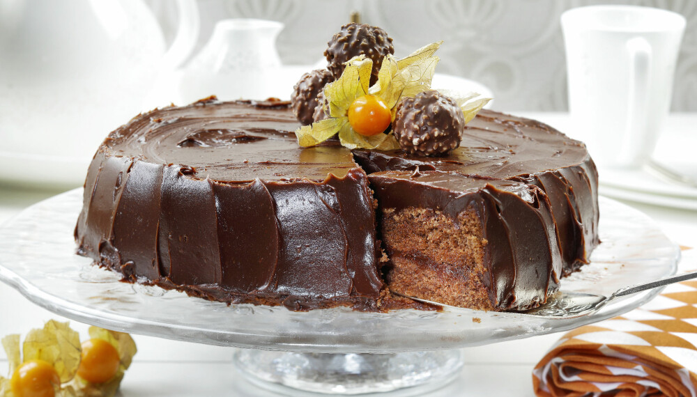 KLASSISK: Kaken blir ekstra saftig hvis du dobler fyllet, deler kaken i to og smører på ekstra glasur.