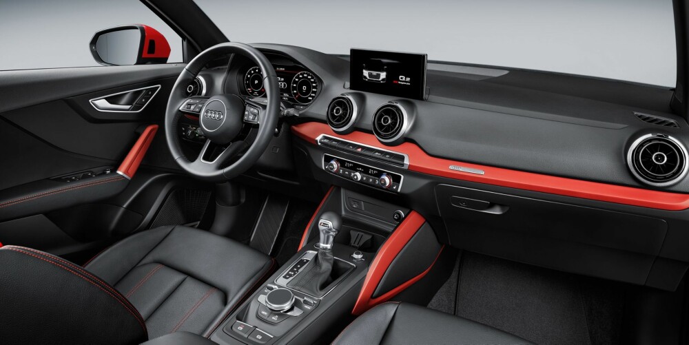 MINNER OM A4: Førermiljøet minner om det vi likte så godt i nye Audi A4. Spreke fargevalg og kontrastsømmer i seter og dørsider frisker helt klart opp. 