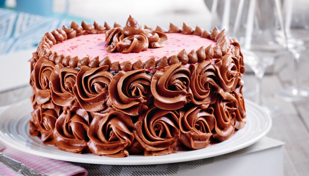 HERLIG SJOKOLADEKAKE: Dette er en vakker kake som ikke trenger mye pynt. Med bringebærfyll og deilig sjokoladesmørkrem blir dette en favoritt!