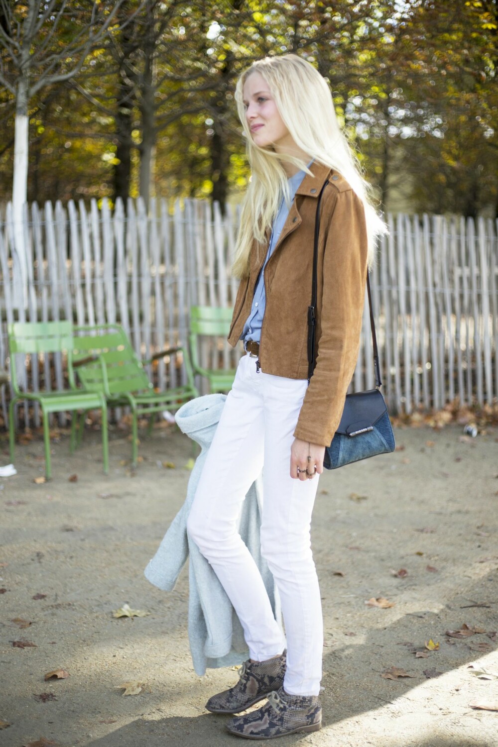 BIKERBABE: En brun bikerjakke gir et mykere uttrykk enn den klassiske svarte varianten. Bruk den til en kul jeans, et A-formet skjørt eller en vid bukse. 