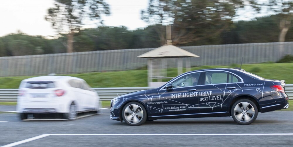 HJELPER SJÅFØREN: Nye E-klasse kan fås fullstappet av teknologi som hjelper sjåføren og gjør bilkjøring tryggere. Bilen kan for eksempel «se» og enten bremse eller styre unna for kryssende trafikk og fotgjengere HJELPER SJÅFØREN: Nye E-klasse kan fås fullstappet av teknologi som hjelper sjåføren og gjør bilkjøring tryggere. Bilen kan for eksempel «se» og enten bremse eller styre unna for kryssende trafikk og fotgjengere