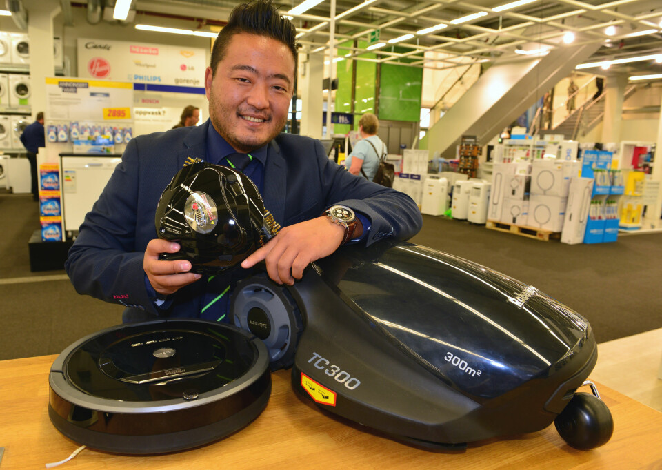 Hver tredje nordmann tror at husholdningen
deres vil ha en robotstøvsuger
før eller senere. Salgssjef Robert Terøy
i Elkjøp/Lefdal viser tre av våre vanligste
roboter: grillrenser, støvsuger og
gressklipper.