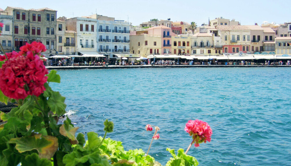 IDYLL: Langs havnen i den venetianske byen Chania er det yrende folkeliv og mange koselige steder å nyte et måltid både på dagen og om kvelden.