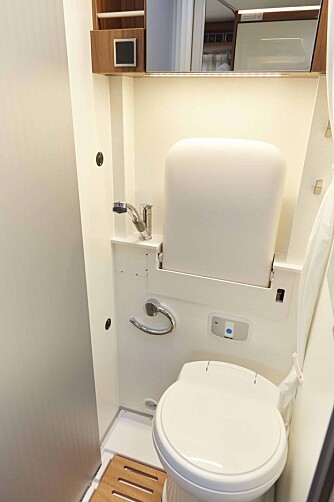 SMART: Vaskeservanten foldes opp bak toalettet når du er på do.