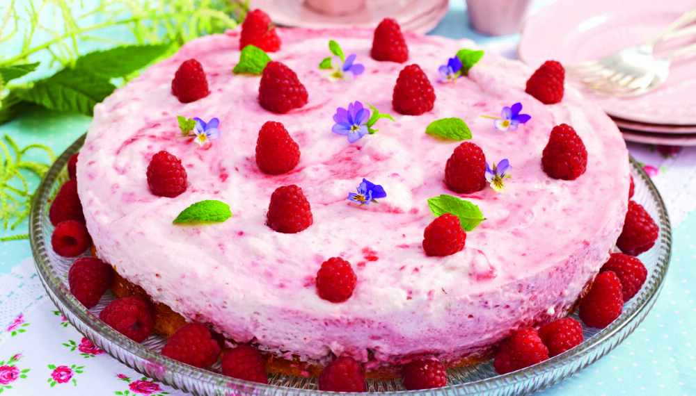 SOMMERLIG: Kaken blir god hvis du bytter ut bringebærene med jordbær.