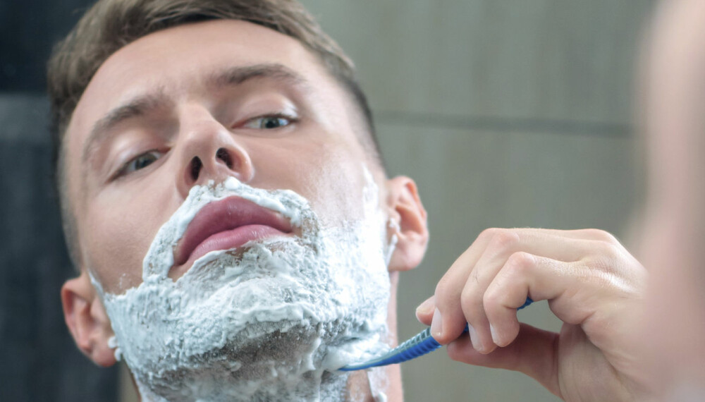 BARBERING: Å barbere seg er ikke bare enkelt. Gjør du det for eksempel uten barberingsskum eller krem og bare bruker vann, kan huden bli svært irritert. Du skal heller aldri barbere mot hårene. BARBERING: Å barbere seg er ikke bare enkelt. Gjør du det for eksempel uten barberingsskum eller krem og bare bruker vann, kan huden bli svært irritert. Du skal heller aldri barbere mot hårene.