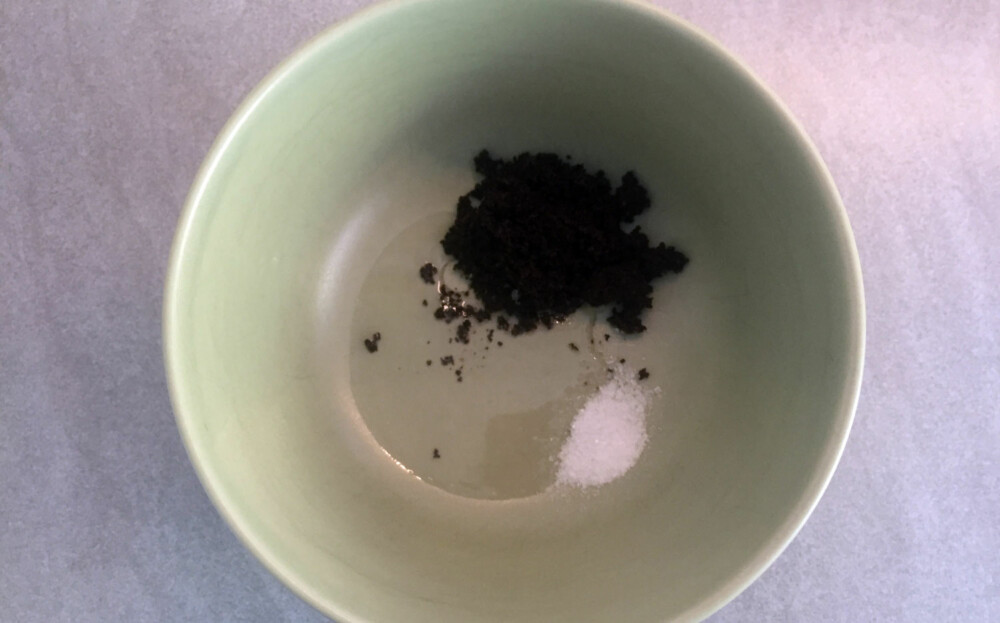 KAFFEGRUT OG SALT: Blander du kaffegrut med grovkornet salt og litt matolje, vil du få en peeling som tar ekstra godt på huden.