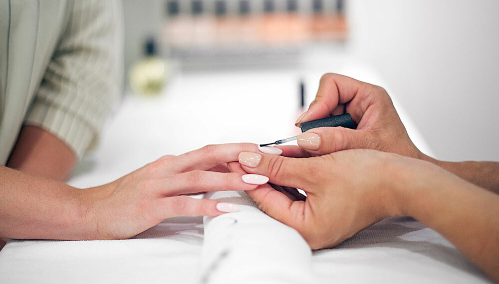 SHELLAC: Neglelakk-formen krever en del arbeid, blant annet fordi neglene skal "herdes" under en UV-lys/LED-lys-lampe etter påføring. SHELLAC: Neglelakk-formen krever en del arbeid, blant annet fordi neglene skal "herdes" under en UV-lys/LED-lys-lampe etter påføring.