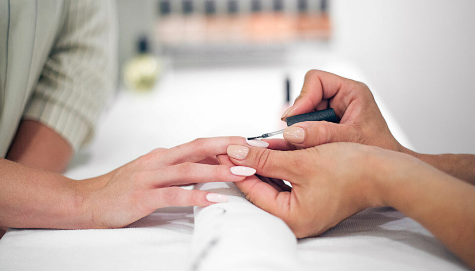 SHELLAC: Neglelakk-formen krever en del arbeid, blant annet fordi neglene skal 'herdes' under en UV-lys/LED-lys-lampe etter påføring.