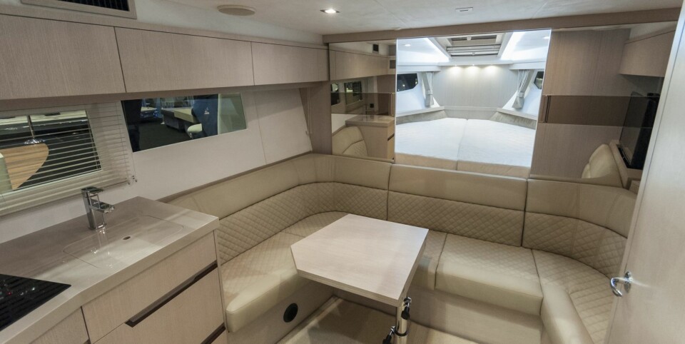 KABIN FORUT: Ved å klatre over salongen kommer du deg inn i den fremre kabinen. Personer med mer enn 180 centimeter på strømpelesten vil slite med å ligge helt rett her.