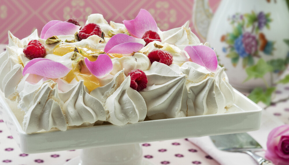 FRISTELSE: Server denne glutenfrie kaken med økologiske roseblader, eventuelt roseblader fra egen hage!  