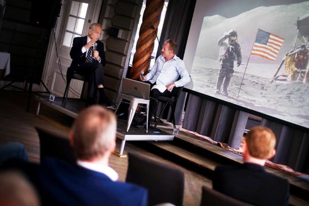 HENGER MED: Erik Tandberg har nå skrevet for Vi Menn i 62 år. Her holder han foredrag om verdensrommet for redaksjonen og annonsørene.
Foto: Marius Wærhaug Madsen HENGER MED: Erik Tandberg har nå skrevet for Vi Menn i 62 år. Her holder han foredrag om verdensrommet for redaksjonen og annonsørene.
Foto: Marius Wærhaug Madsen