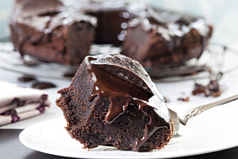 RASKE OG GODE: Få enda flere oppskrifter på deilige formkaker i Hjemmet uke 32, som denne sjokoladekaken med krydder.