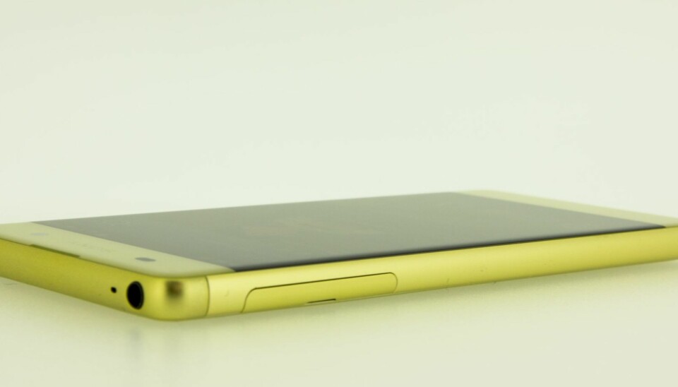 LILLEBROR: Sony Xperia XA er lillebror i Sonys 2016-serie med X-mobiler. Xperia XA er en rimelig mobil med et godt kamera og et flott design. Ytelsene står dessverre ikke helt i stil.