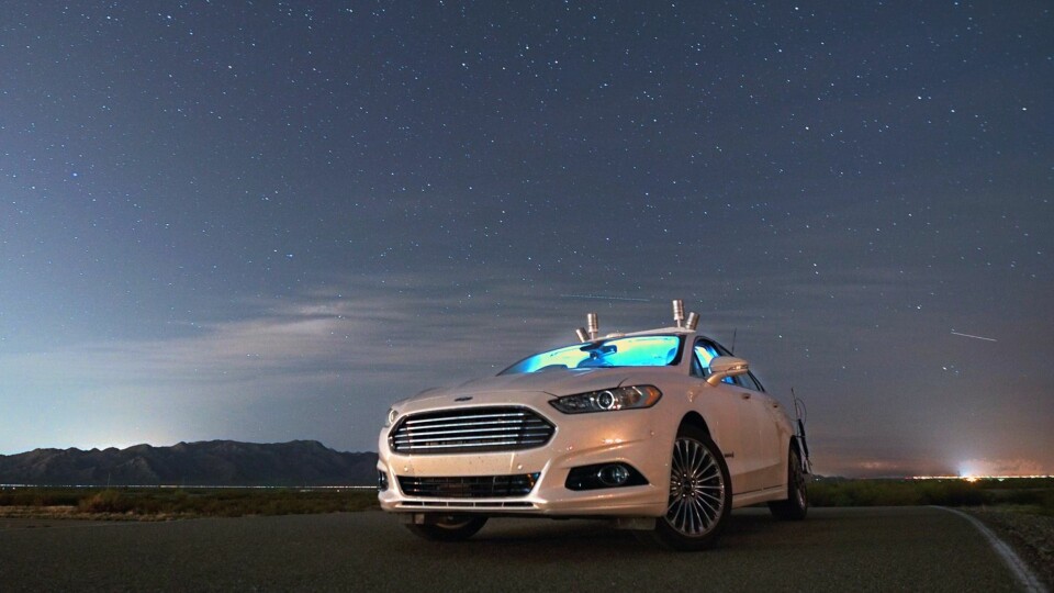 SER SELV: Sensorer på taket gør at bilen 'ser selv' om det er mørkt. FOTO: Ford