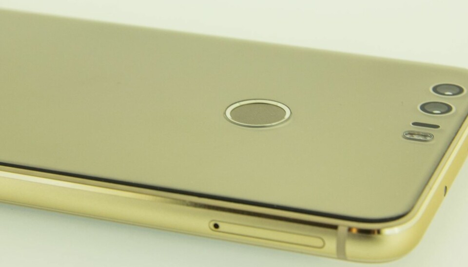 GULL: Vår Huawei Honor var kledd i 'gull', men du får den også i andre farger. Mobilen er blank og stilig, men litt glatt.