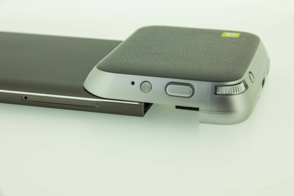 KLUMP: Cam Plus-modulen til LG G5 gjør mobilen litt klumpete. Vi fikk aldri kameramodulen til å snakke med selve kameraet til G5.