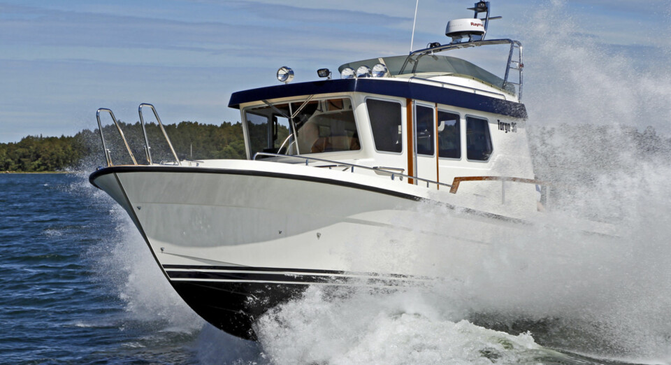 TØFFE TARGA: 30-foteren går som et godstog i sjøen og formidler ekte Targa-følelse (Foto: Kari Wilén/Finnboat).