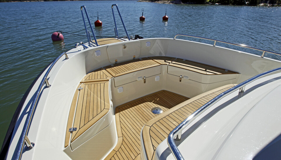 SITTER FORUT: På fine dager er det best å sitte i baugen og her kan det rigges til med bord (Foto: Kari Wilén/Finnboat).