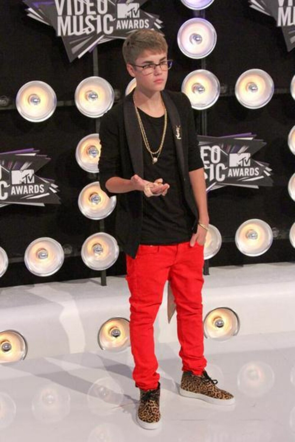 Justin Bieber med briller, gullkjeder, knall røde bukser, OG en SLANGE i hånden!