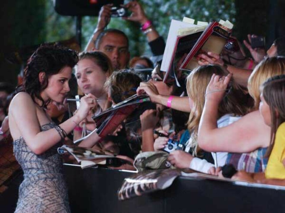 Kristen Stewart signerer gjerne autografer til ivrige Twilight-fans.