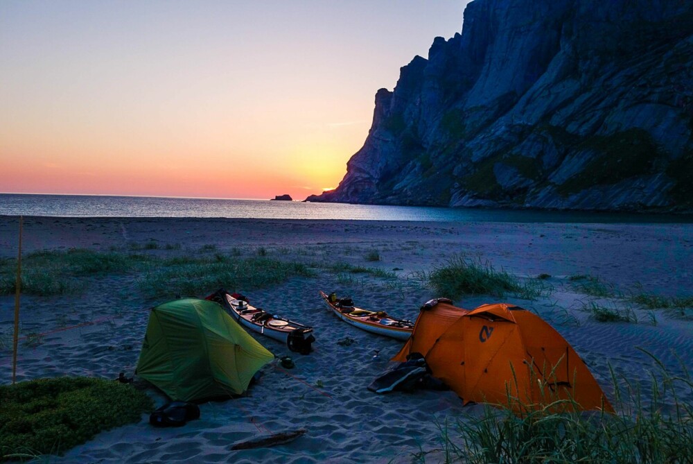 Magiske omgivelser å våkne i. Lofotens ville natur omkranser leirplassen til Tomasz. 