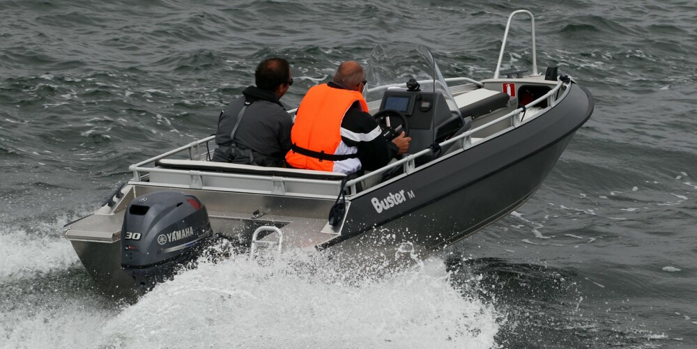 KJØRER GODT: Selv 
med to mann på akterbenken går bå­ten lett i plan. FOTO: Terje Haugen