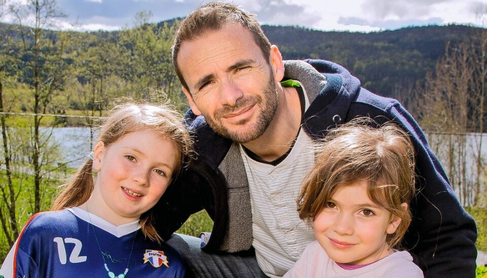GOD STØTTE: Barna betyr mye for Raphael Poirée. Her er han sammen med døtrene Anna (t.v.) og Lena i Eikelandsosen. Eldstedatteren Emma var ikke til stede da bildene ble tatt.