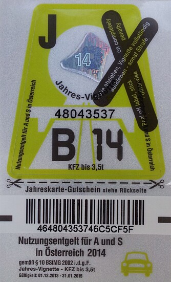 OBLAT: "Vignette" kalles dette merket, og det trenger du om du skal til Østerrike. Oblaten koster 8,70 Euro og gjelder for ti dager. Bildet viser fjorårets utgave. FOTO: Wikimedia Commons