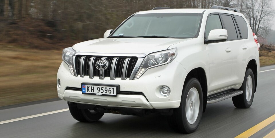 UBESKJEDEN: Med kraftigere grill og nye LED-lykter ber Toyota Land Cruiser om mer oppmerksomhet en før. Og det virker som den får det. FOTO: Petter Handeland