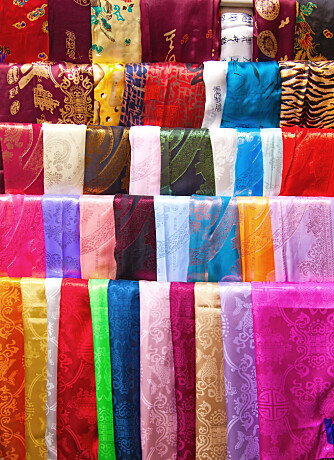 Silke: På reisen blir det anledning til å handle metervis med nydelig silke.