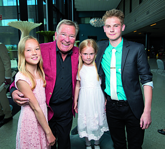 Godklumpene: Bestefar Vidar er fryktelig glad i barnebarna Celine, Martine og Henrik.
