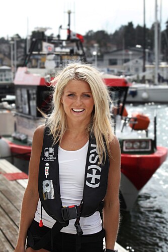 REDNINGSVEST: Langrennsstjerne Therese Johaug har frontet bruk av redningsvest for blant annet Redningsselskapet. FOTO: Redningsselskapet REDNINGSVEST: Langrennsstjerne Therese Johaug har frontet bruk av redningsvest for blant annet Redningsselskapet. FOTO: Redningsselskapet