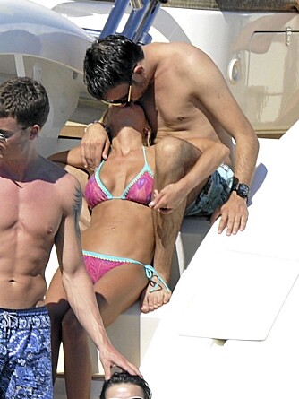 FORELSKET: Tara klinte til med sin nye kjæreste ombord på Roberto Cavallis yacht.