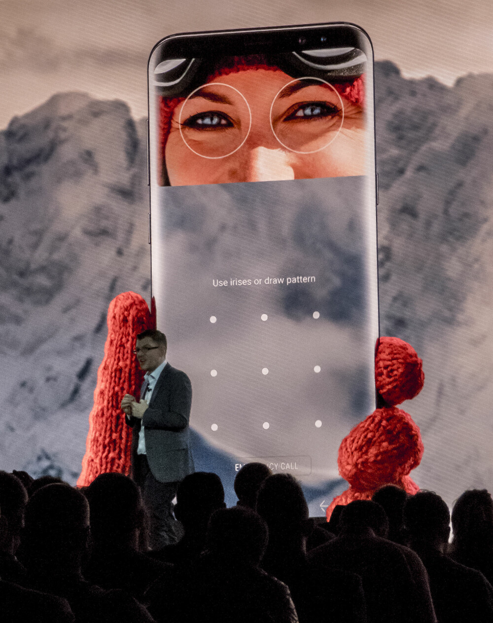 IRIS-SKANNER: Mark Notton fra Samsung presenterte iris-skanneren på Galaxy S8. Nå kan du låse opp mobilen bare ved å se på den. IRIS-SKANNER: Mark Notton fra Samsung presenterte iris-skanneren på Galaxy S8. Nå kan du låse opp mobilen bare ved å se på den.