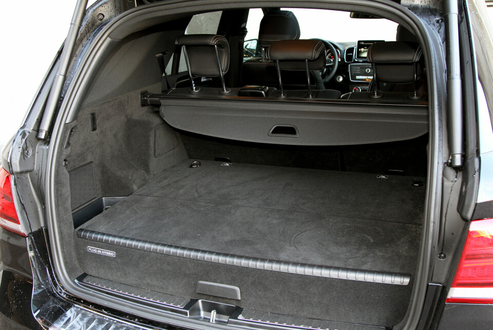 STJELER PLASS: I Mercedes stjeler batteripakken så mye plass i høyden at bagasjerommet blir komisk lite i forhold til bilens ytre dimensjoner.