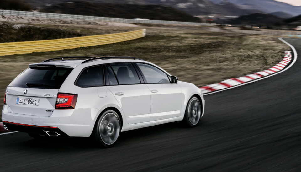 RASK FAMILIEBIL: Sammen med Ford Focus ST stasjonsvogn har Skoda Octavia i årevis vært to av relativt få spreke bilvalg for den plasstrengende familiefar/mor med bensin i blodet.
