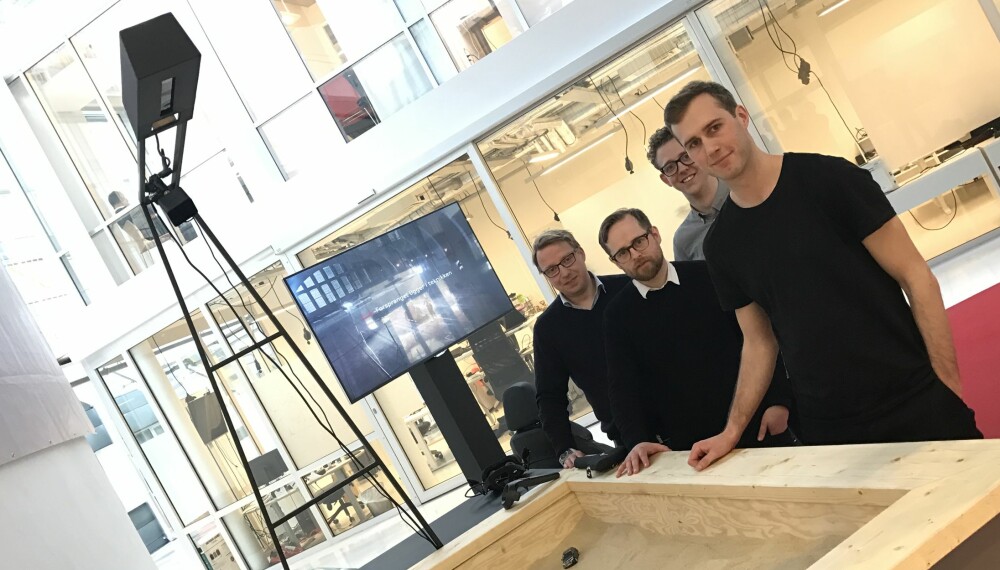 LEKER: Teamet bak "Sandbox 2.0" tar leken i sandkassa til en kul VR-opplevelse bak rattet i en Audi Q5. Fra høyre  ser vi Johan Ansterus fra Mediamonks, Anders Nilsen fra turneteamet, Øyvind Rognlien Skovli fra Audi og markedssjef i Audi Tommy Jensen