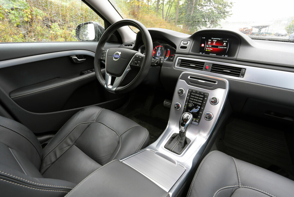 KNAPPEFLORA: Innvendig er alt nytt sammenlignet med V70. Volvo har kastet ut en opplevd million taster som vi aldri ble godvenn med, og erstattet dem med et innfelt nettbrett.